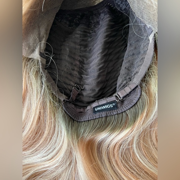 Uniwigs 16" 01R-Almond Frost 130% density 22" cap - Picture 6 of 8